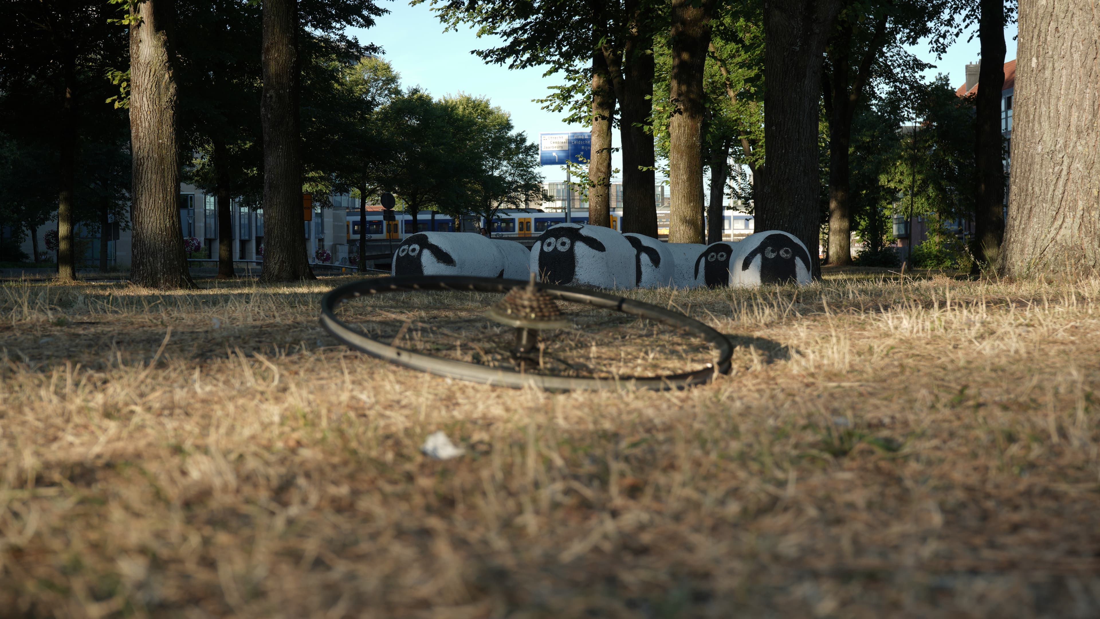 Een fietsframe op de grond voor een muurschildering van schapen